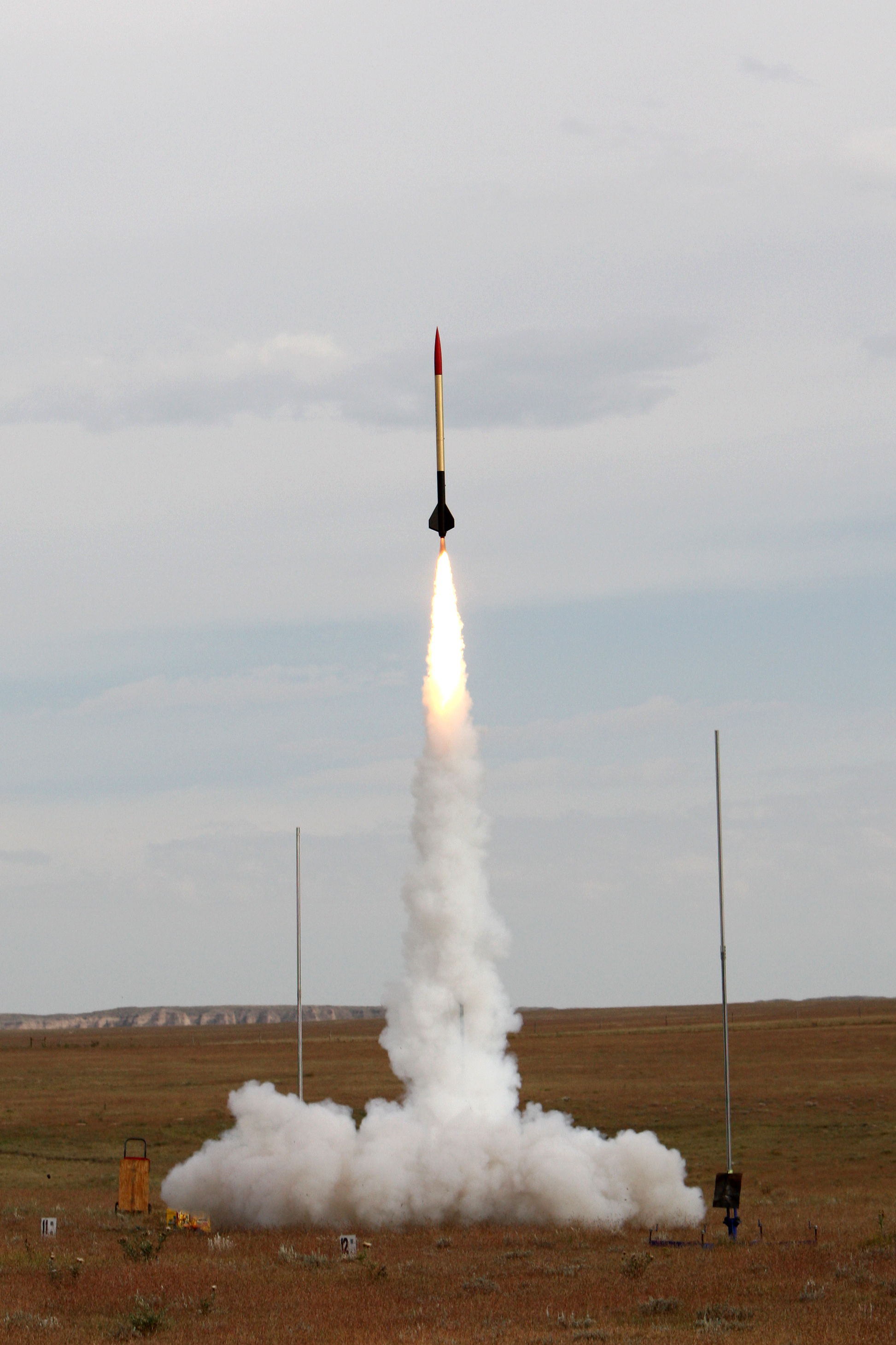 rockets/projects/yikstik/launch-photos/NCR 10-4-08_BdaleGarby-YikstikL3Cert-M1297W_RL3_3668.jpg